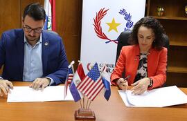 El director nacional de Migraciones, Jorge Kronawetter, y la directora de Diplomacia Pública de la Embajada de los EE.UU. en Paraguay, Leanne Cannon, firmaron un acuerdo para un plan de trabajo.