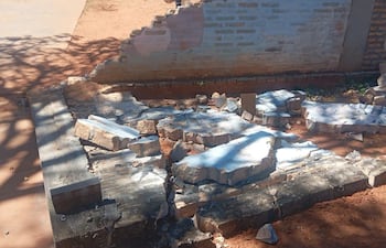 Parte de la muralla que colapsó en la Escuela Virgen del Carmen de la ciudad de Guarambaré. Foto: Gentileza.