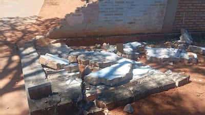 Parte de la muralla que colapsó en la Escuela Virgen del Carmen de la ciudad de Guarambaré. Foto: Gentileza.