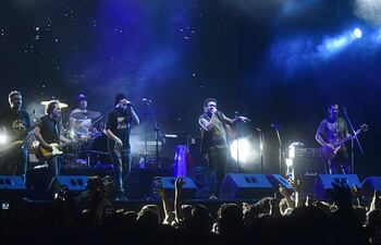 La Vela Puerca durante el show que ofreció el sábado en el Puerto de Asunción, en el marco de sus 30 años de carrera.