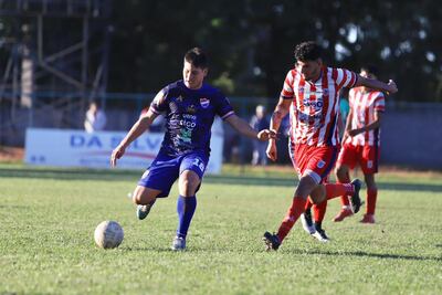 Francisco Montiel maneja el esférico ante la presencia de Derlis Villasanti. (Foto: APF)