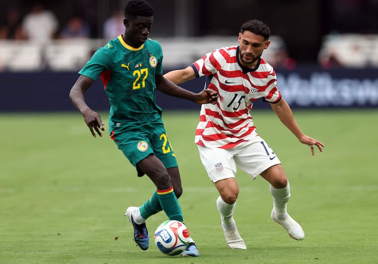 Cristian Roldan #15 de los EE. UU. disputa el balón con Bara S Ndiaye #27 de Senegal durante el partido amistoso internacional entre Estados Unidos y Senegal en el Bank of America Stadium, en Charlotte, Carolina del Norte.