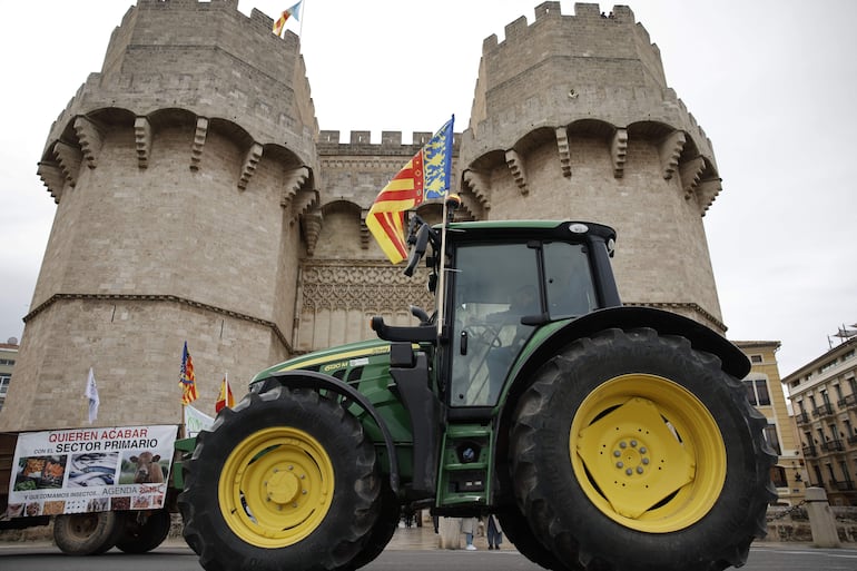 Una tractorada contra el acuerdo comercial UE - Mercosur, promovida por asociaciones de agricultores independientes valencianas adscritas a Unaspi (Unión Nacional de Asociaciones del Sector Primario Independientes), ha colapsado este lunes el tráfico en el centro de la ciudad de València. EFE/ Biel Aliño