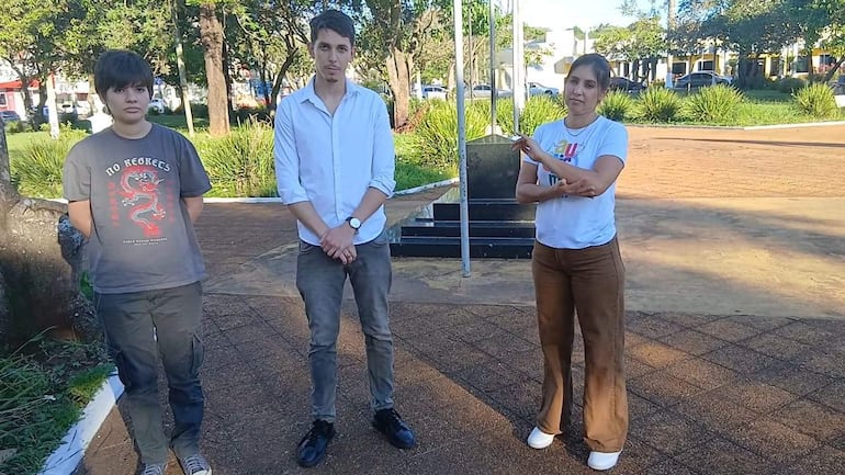 Tali Silva, Nicolás Román y Fany Benítez, invitaron a participar de una manifestación en Pedro Juan Caballero.