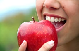 Mujer come una manzana.