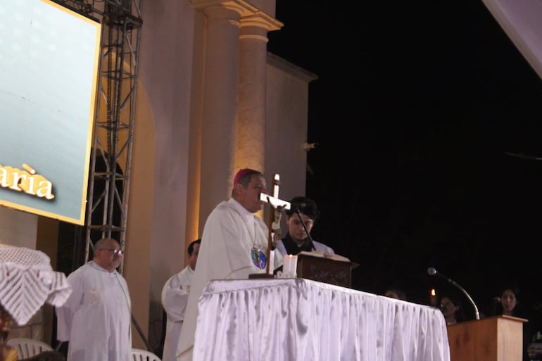 Monseñor Ricardo Valenzuela estuvo a cargo de la misa en la víspera de la Virgen de la Candelaria.