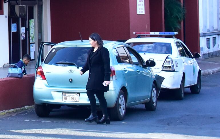 Vehículo Toyota Vitz involucrado en el accidente de tránsito en el microcentro de Asunción.