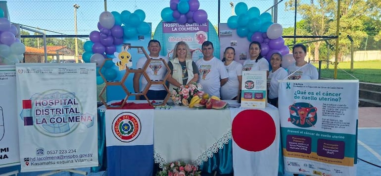 La directora de la IX Región Sanitaria (centro), Dra. Auria Celeste Villalba, recorrió cada stand instalado en el Club Sudamérica de Paraguarí.