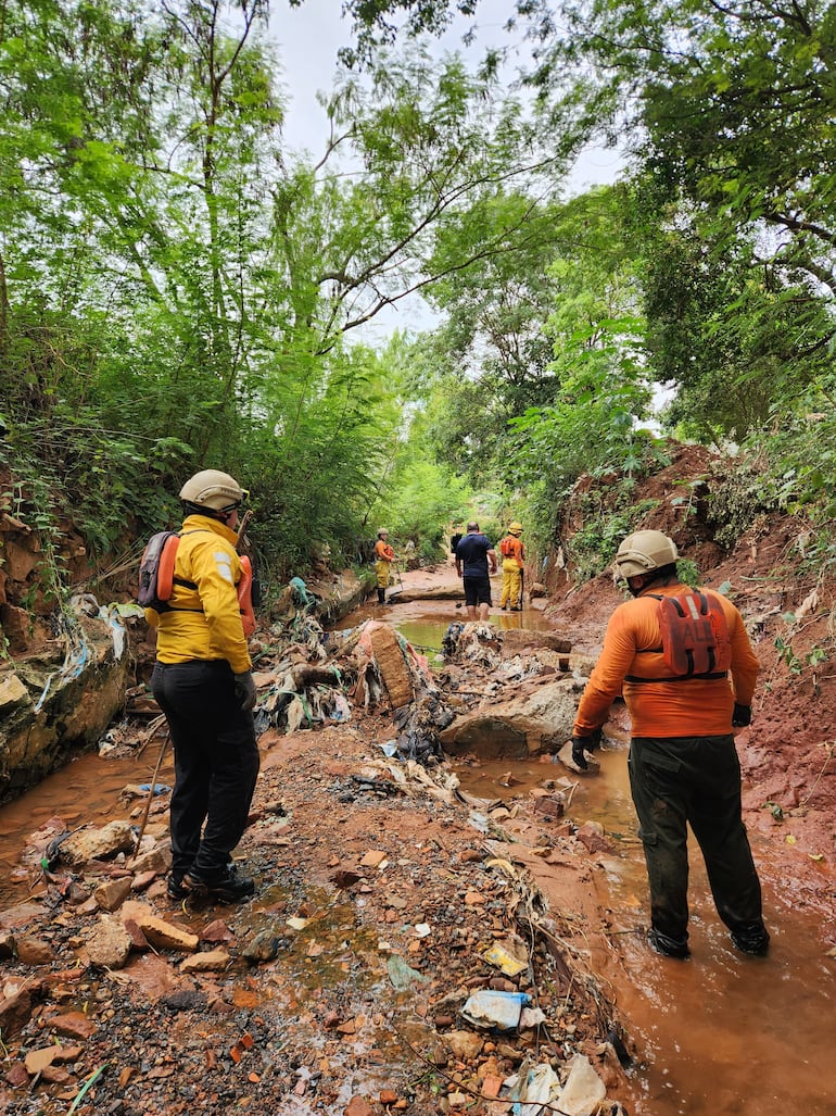 Búsqueda del niño Tobías Suárez, que fue arrastrado por el raudal en San LorenzoDe Ariel Espinoza <ariel.espinoza@abc.com.py>Destinatario Fotografía <foto@abc.com.py>Fecha 14-02-2026