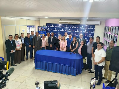 Autoridades de Partidos opositores reunidos en el PLRA.