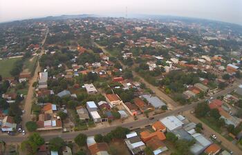 Una gran humareda cubre la ciudad de Coronel Oviedo.