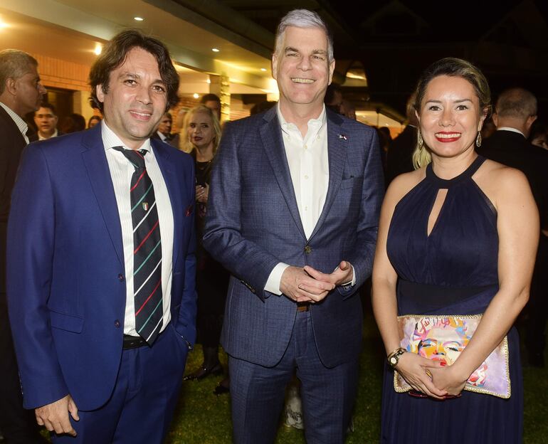 Pierluigi Melillo; el embajador de los Estados Unidos, Marc Ostfield y Angie Duarte.