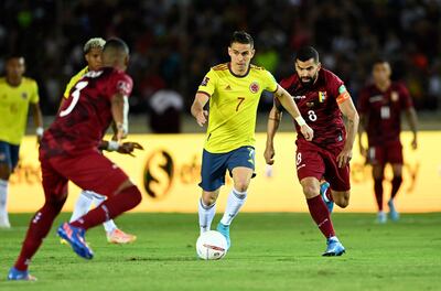 Rafael Santos Borré (c), futbolista de la selección de Colombia, domina el baló ante la marca de Tomas Rincón (d), jugador de Venezuela, en un partido delas Eliminatorias Sudamericanas al Mundial Qatar 2022 en el estadio Polideportivo Cachamay, en Puerto Ordaz, Venezuela.