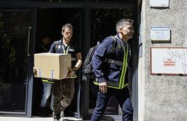 Agentes de la Unidad de Delincuencia Económica y Fiscal (UDEF) de la Policía Nacional salen de la sede de la empresas de las hijas del expresidente del Gobierno José Luis Rodríguez Zapatero, este martes en Madrid.
