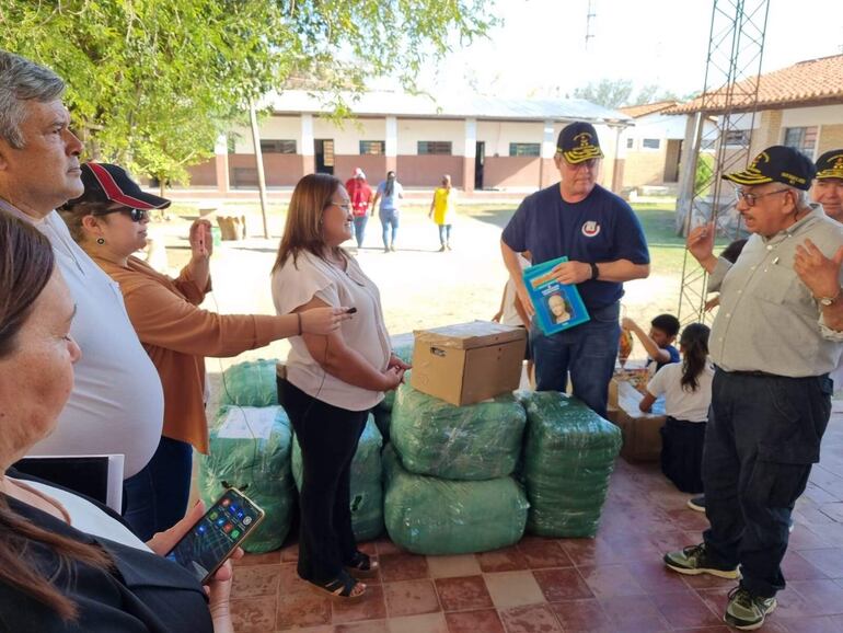 La Fundación Médicos de la Promo 83 comparte donaciones en el Alto Paraguay.