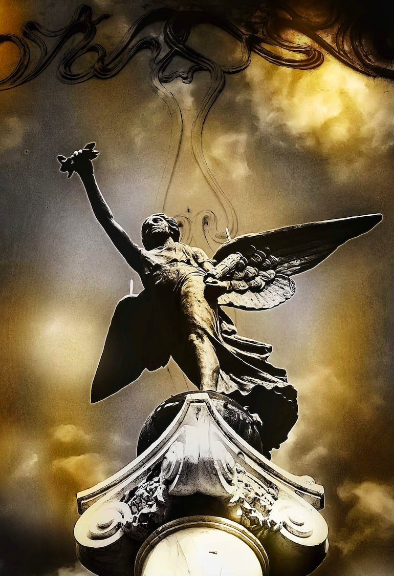 Escultura de un ángel erguido con brazo levantado, en un entorno exterior con cielo nublado.