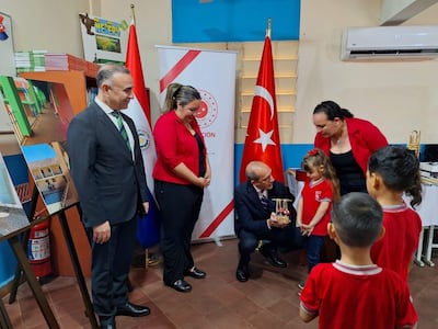 El embajador de Türkiye en Paraguay, Yavuz Kül, el viceministro de Exteriores, Víctor Alfredo Verdún durante la donación enviada por la Agencia turca de cooperación internacional a la Escuela República de Türkiye, de Luque.