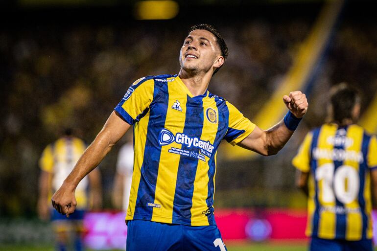 El paraguayo Carlos Sebastián Ferreira, jugador de Rosario Central, festeja un gol en un partido de la Liga Profesional de Argentina en el estadio Gigante de Arroyito, en Rosario, Argentina.