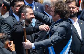 El presidente electo de Argentina Javier Milei (der.) saluda al presidenta de Ucrania, Volodímir Zelenski, luego de juramentar como nuevo presidente en el Congreso de la Nación en Buenos Aires (Argentina). Foto de archivo.