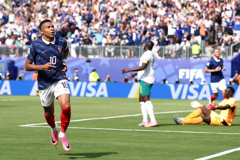 El delantero de Francia Kylian Mbappé celebra tras anotar el primer gol de su equipo durante el partido de fútbol del Grupo I de la Copa del Mundo 2026 entre Francia y Senegal en el New York/New Jersey Stadium en East Rutherford.