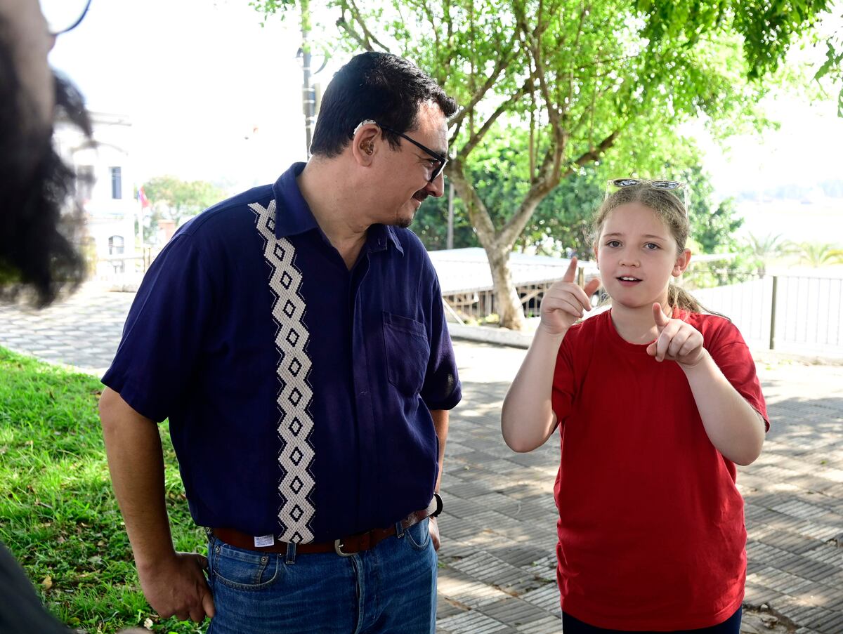 Cuando la clase se traslada a la plaza: la niñez sorda aprendió sobre la dictadura
