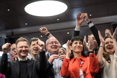 Los miembros del comité de iniciativa, con el presidente de la Federación Suiza de Sindicatos (SGS USS), Pierre-Yves Maillard (centro), reaccionan en Berna el 3 de marzo tras los resultados de la votación de una iniciativa nacional para aumentar los pagos de pensiones.