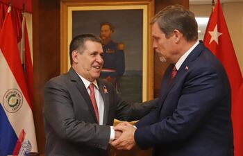 El presidente de la ANR, Horacio Cartes, y el senador Natalicio Chase, líder de la bancada de Honor Colorado en el Senado.