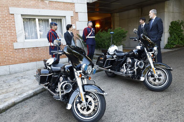 El rey Felipe VI conversa con los pilotos Marc Márquez y Álex Márquez junto a las motos de la Guardia Real en el Palacio de la Zarzuela. (EFE/ CASA S. M. EL REY/Francisco Gómez)
