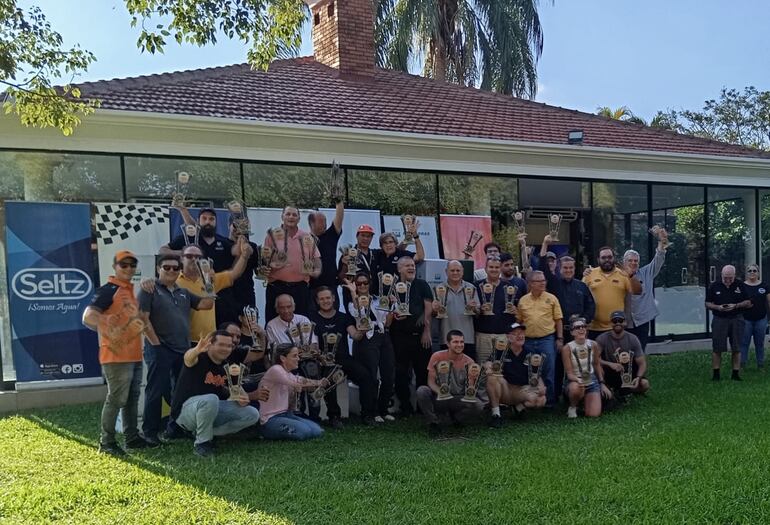 Los protagonistas del Rally de Bajo Chaco posan con sus respectivos trofeos.