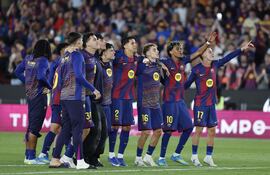 Los jugadores del Barcelona celebran la victoria contra el Espanyol, durante el partido de la jornada 31 de LaLiga EA Sports que FC Barcelona y RCD Espanyol disputan este sábado en el Camp Nou.