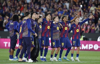 Los jugadores del Barcelona celebran la victoria contra el Espanyol, durante el partido de la jornada 31 de LaLiga EA Sports que FC Barcelona y RCD Espanyol disputan este sábado en el Camp Nou.
