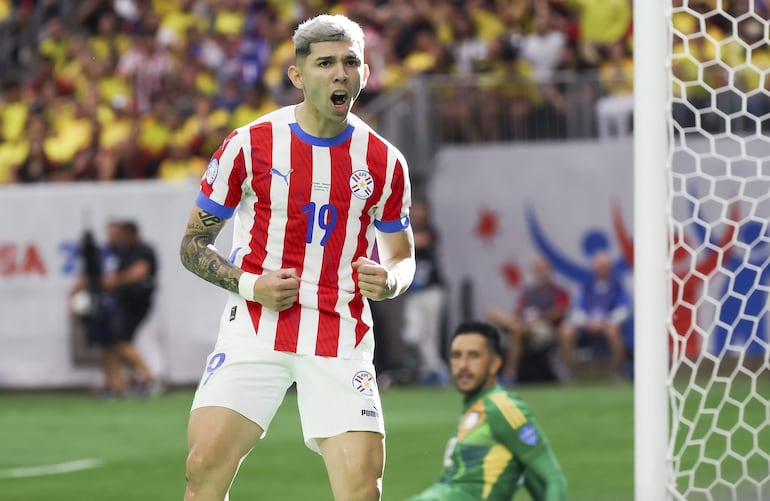 El grito de gol de Julio Enciso para Paraguay
