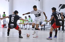 Olimpia se impuso a Escurra, y alcanzó en forma provisoria la punta, compartiendo con Afemec y Exa Ysaty. Este sábado juega Cerro Porteño, que de ganar será el solitario puntero.