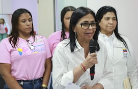 Fotografía cedida por el Palacio de Miraflores de la presidenta encargada de Venezuela, Delcy Rodriguez (c), en un acto de gobierno, en Caracas (Venezuela).
