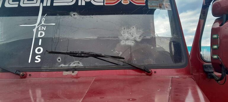 Se puede ver que los malvivientes tiraron directo contra el conductor.