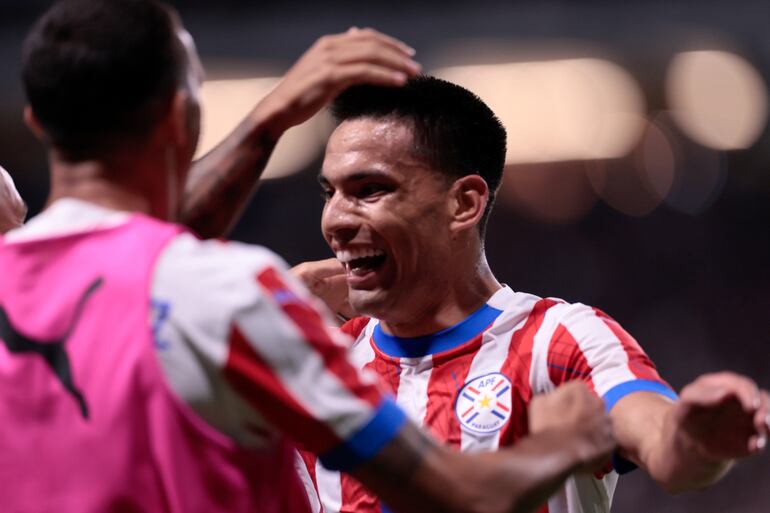 Diego Gómez futbolista de la selección de Paraguay, celebra un gol en el partido frente a Japón en el amistoso internacional de la Fecha FIFA de octubre en el estadio Panasonic Suita, en Suita, Osaka, Japón.