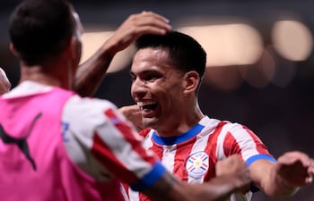 Diego Gómez futbolista de la selección de Paraguay, celebra un gol en el partido frente a Japón en el amistoso internacional de la Fecha FIFA de octubre en el estadio Panasonic Suita, en Suita, Osaka, Japón.