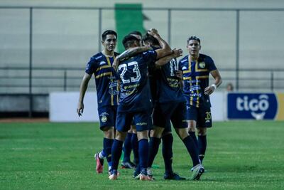 Los jugadoresd de Trinidense se abrazan luego de anotar el primer gol ante Guaraní
