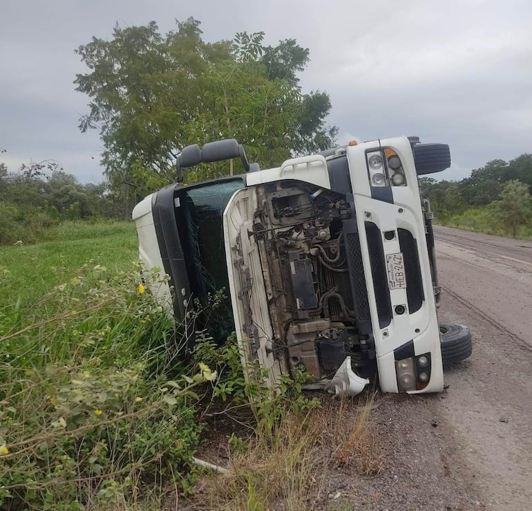 Un nuevo accidente en el tramo Concepción- Vallemí a consecuencia de un enorme bache