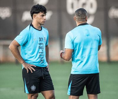 El chico Alan Ledesma escucha detenidamente las indicaciones del capitán Richard Ortiz, durante la movilización del plantel profesional de Olimpia, en la Villa de Fernando de la Mora.
