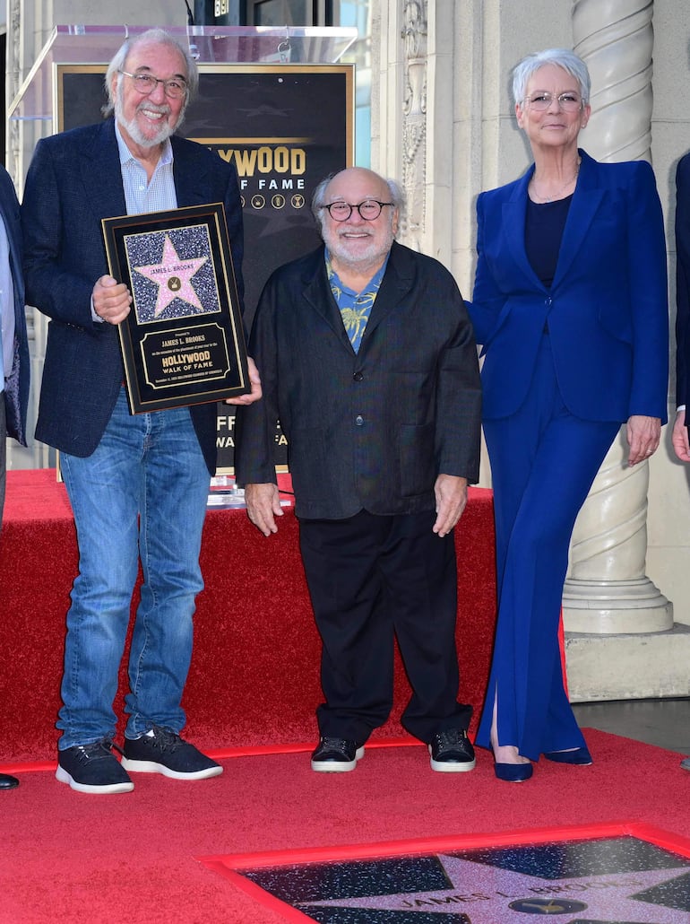James L. Brooks posando feliz con Danny DeVito y Jamie Lee Curtis en Hollywood. (Frederic J. BROWN / AFP)