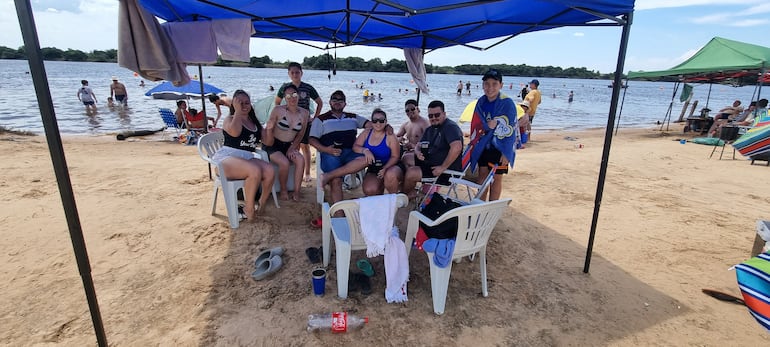 Turistas desde la capital de nuestro país vienen a pasar las fiestas de fin de año en la playa Camping Paraíso.