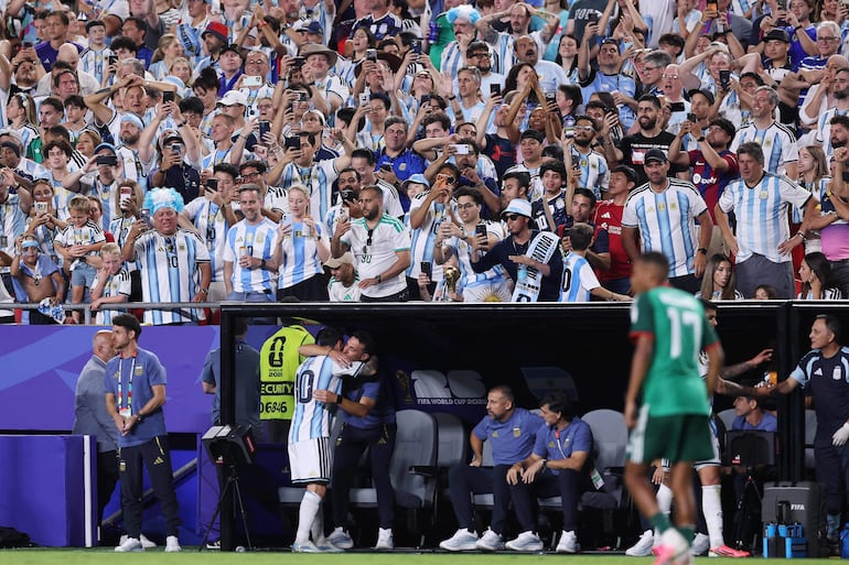 Lionel Messi recibe felicitaciones de Lionel Scaloni tras ser sustituido en el partido entre Argentina y Argelia.