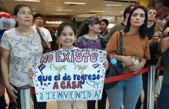 Emotivos carteles se vieron en el Aeropuerto Silvio Pettirossi, mientras familiares de emigrantes aguardaban el aterrizaje del avión que traía sus seres queridos.