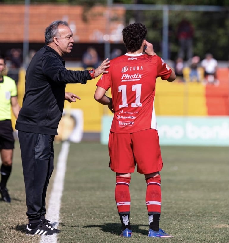 El domingo 17 de mayo, el estadio del Martín Ledesma de Capiatá albergó el histórico primer partido en la División Intermedia entre Paraguarí y Carapeguá, ganado por el Toro 1-0, bajo el comando técnico de Robert Pereira, quien en la imagen brinda indicaciones al delantero Víctor Villalba.