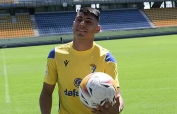 Santiago Arzamendia tiene contrato hasta el 2026 con el Cádiz