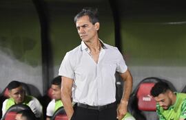El argentino Fabián Bustos, entrenador de Olimpia, en el partido frente a Sportivo Luqueño por la fecha 15 del torneo Apertura 2025 del fútbol paraguayo en el estadio Defensores del Chaco, en Asunción, Paraguay.