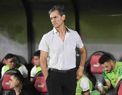 El argentino Fabián Bustos, entrenador de Olimpia, en el partido frente a Sportivo Luqueño por la fecha 15 del torneo Apertura 2025 del fútbol paraguayo en el estadio Defensores del Chaco, en Asunción, Paraguay.
