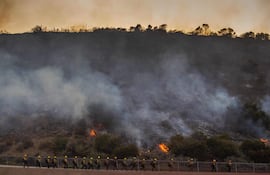 Un incendio forestal se desató el 15 de mayo en los suburbios de Los Ángeles, propagándose rápidamente y obligando a las autoridades a emitir órdenes de evacuación para miles de residentes.