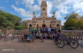 Parte del grupo de ciclistas frente a la antigua iglesia de la ciudad de Itauguá, donde se venera a la Virgen del Rosario.
